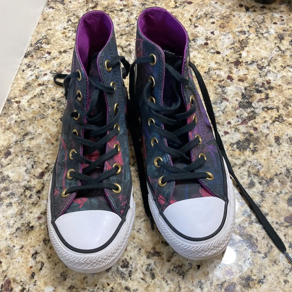 Women’s size 6 purple converse - Picture 4 of 5